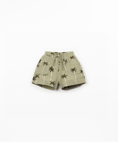 Calção de tecido com estampado de palmeiras