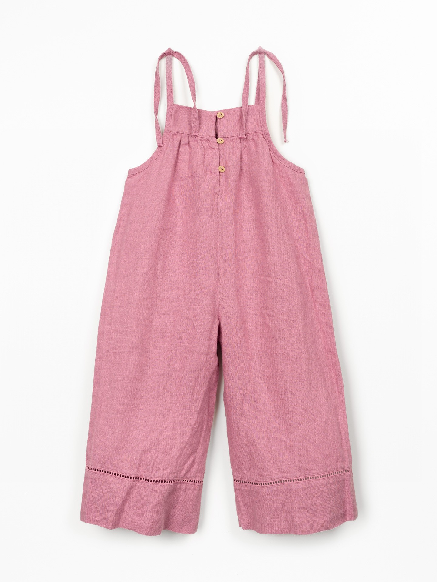 Macacão em linho com pormenores de renda