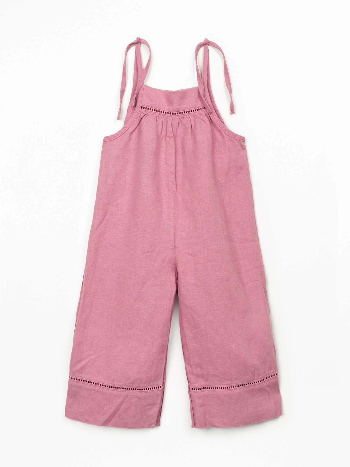 Macacão em linho com pormenores de renda