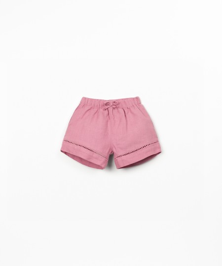 Cal��o de linho com pormenor de renda