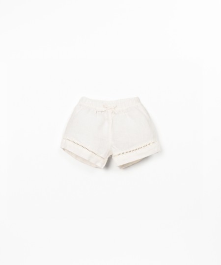 Short en lin avec détail en dentelle