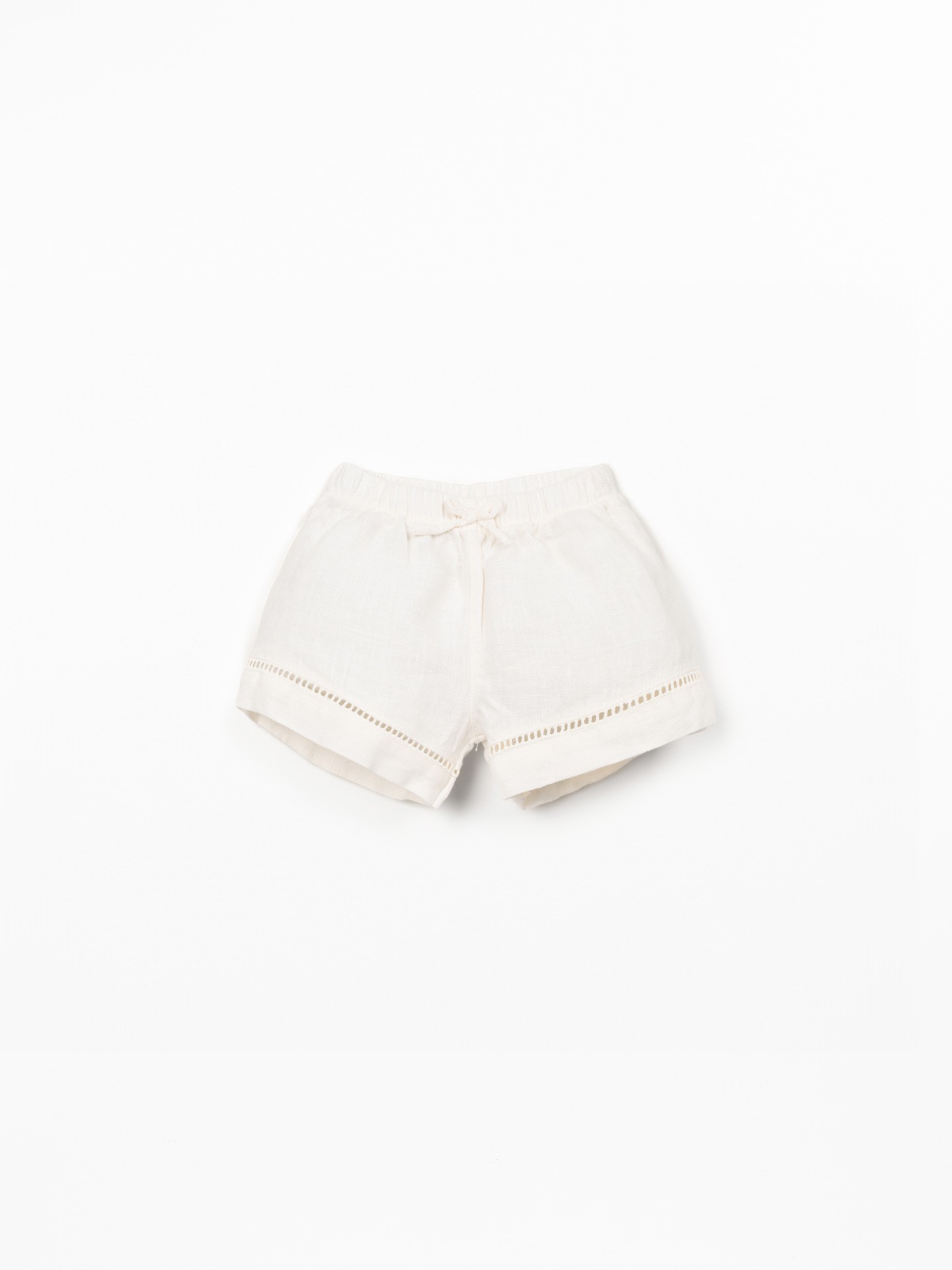 Short en lin avec détail en dentelle