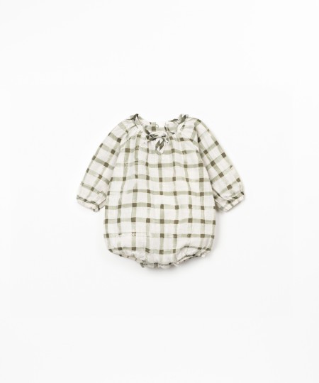 Mono con estampado de cuadros