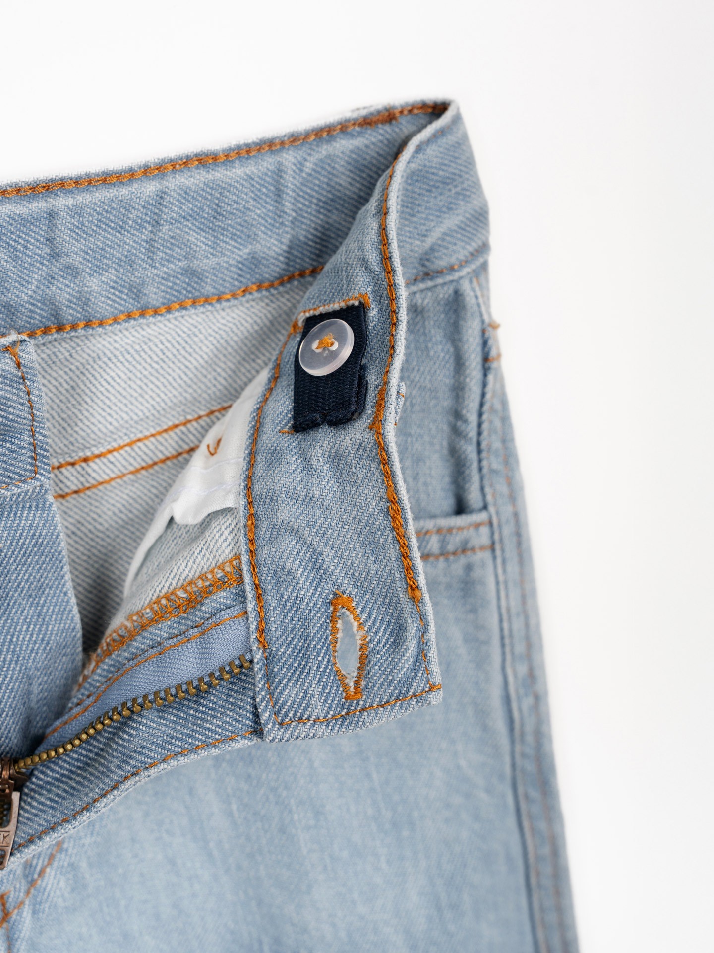 Pantalon avec poches et ceinture ajustable