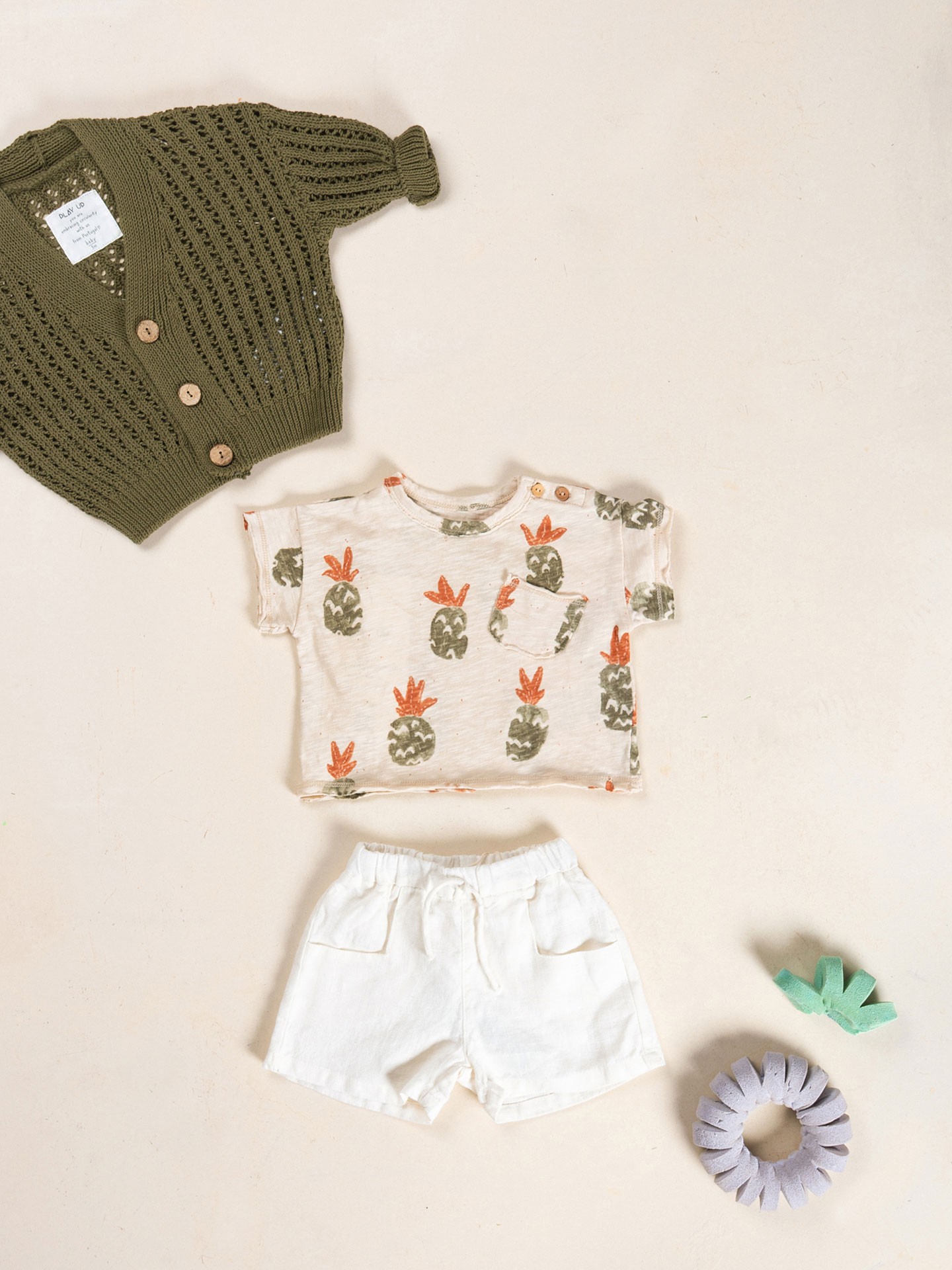 T-shirt com abertura no ombro