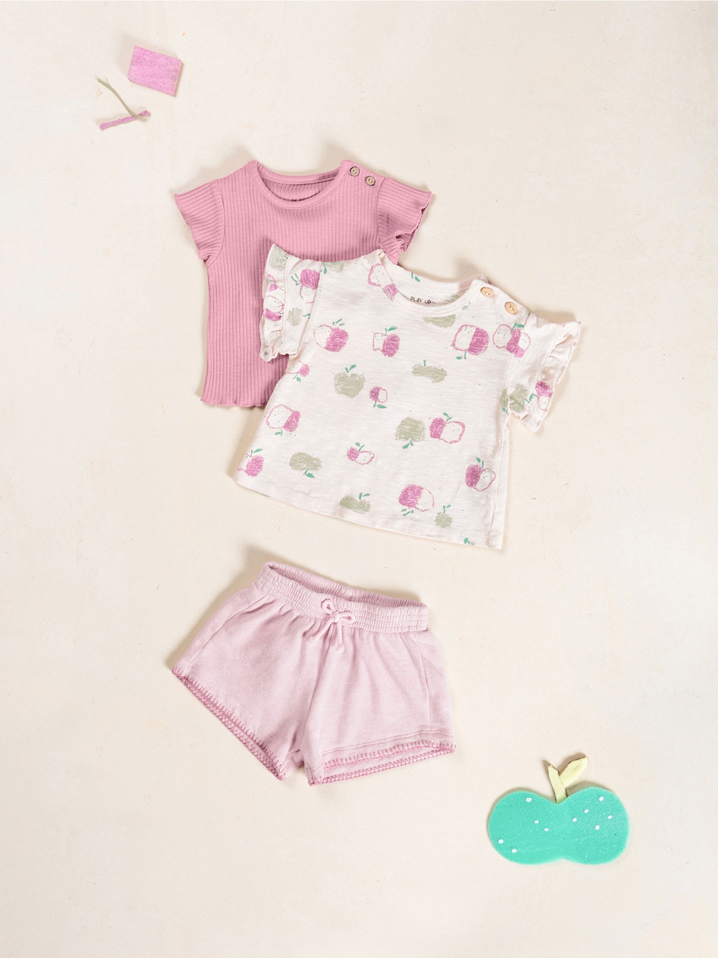 T-shirt avec empiècement à volant sur la manche