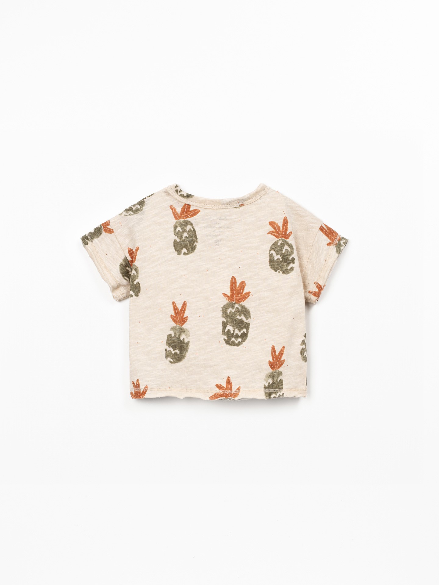 T-shirt com abertura no ombro