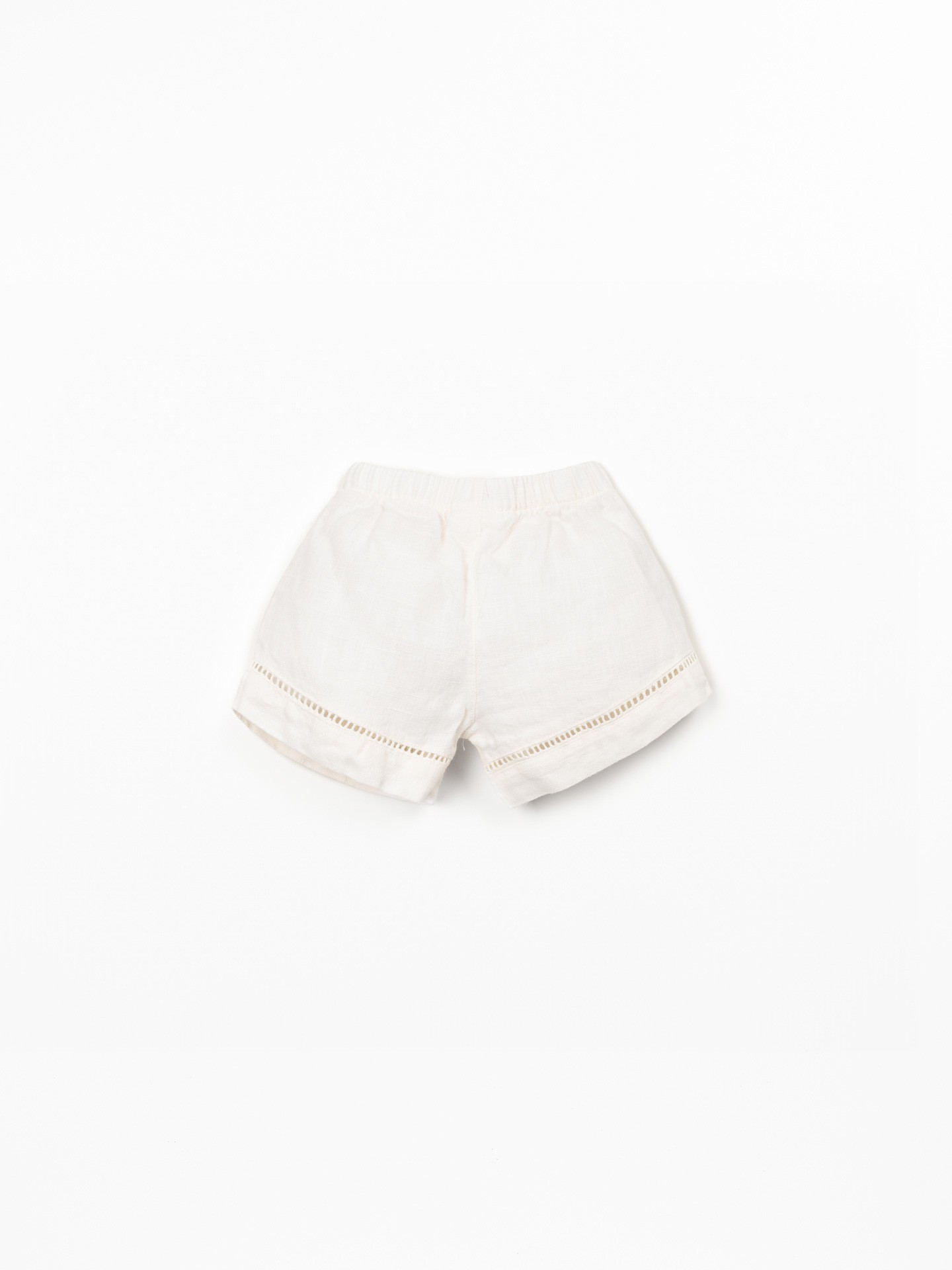 Short en lin avec détail en dentelle