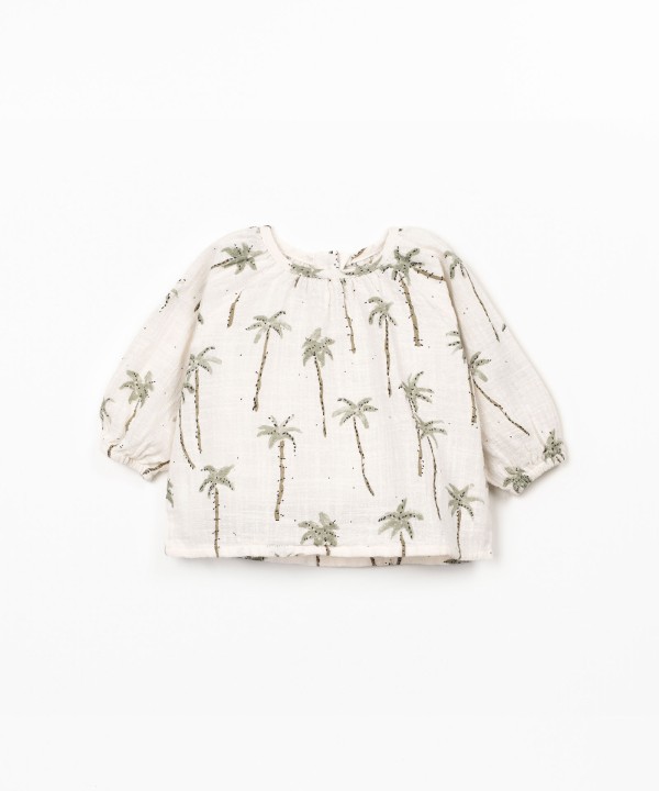Blusa de tecido com estampado de palmeiras