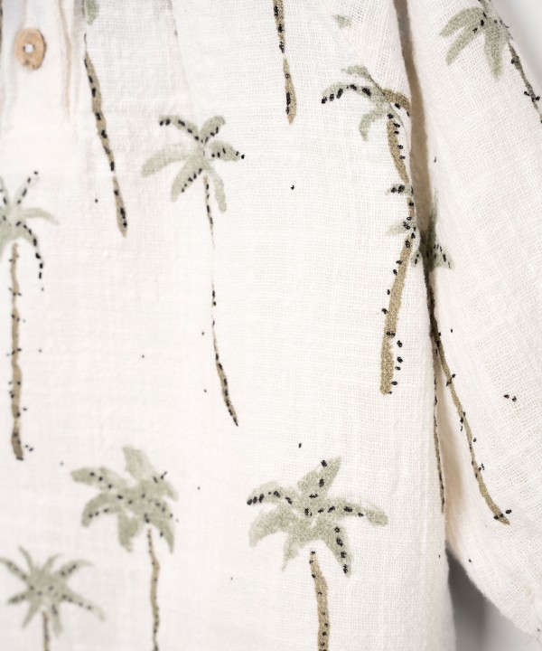 Blusa de tecido com estampado de palmeiras