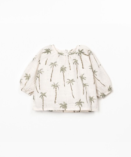 Blusa de tecido com estampado de palmeiras