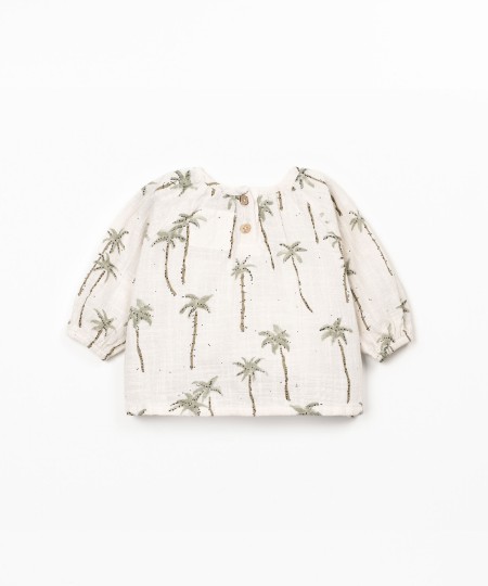 Blusa de tecido com estampado de palmeiras