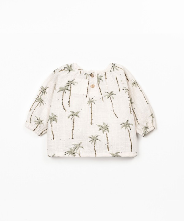 Blusa de tecido com estampado de palmeiras