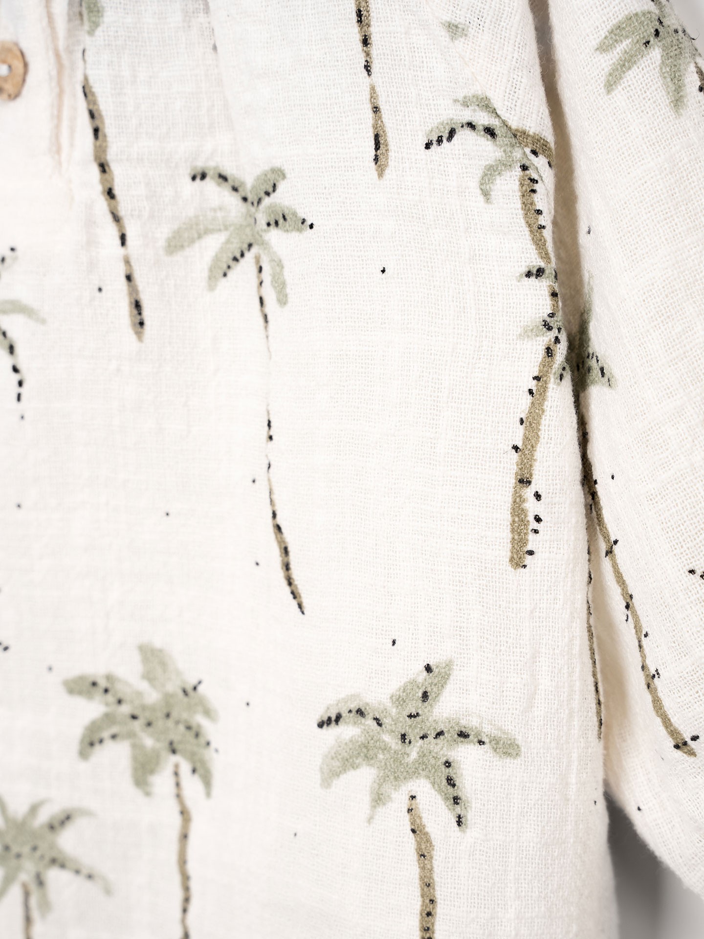 Blusa de tecido com estampado de palmeiras