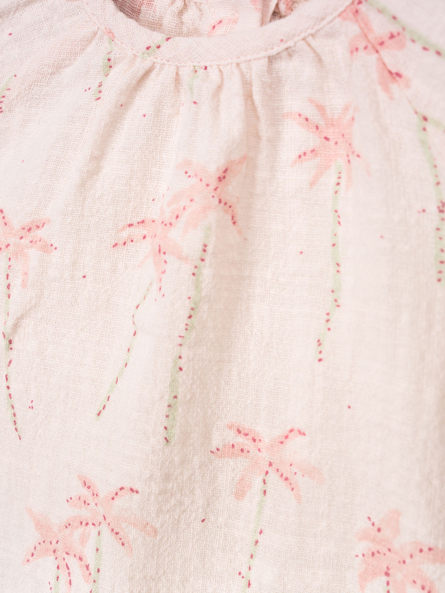 Blusa de tecido com estampado de palmeiras