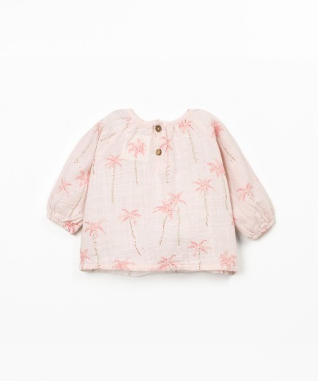 Blusa de tecido com estampado de palmeiras