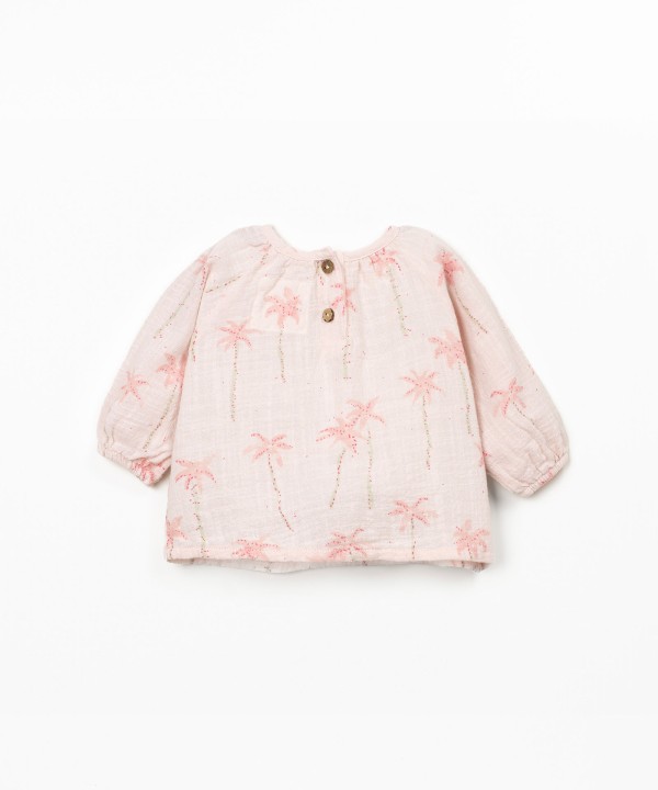 Blusa de tecido com estampado de palmeiras