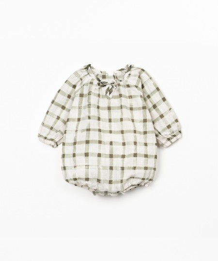 Macacão com estampado xadrez