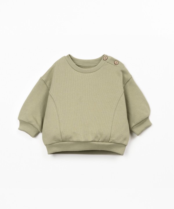 Knitted sweater with natural fibers