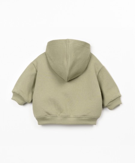 Casaco com fecho de correr e capucho