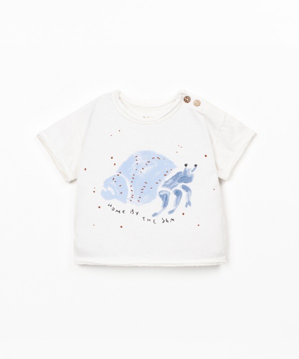 T-shirt com desenho � frente