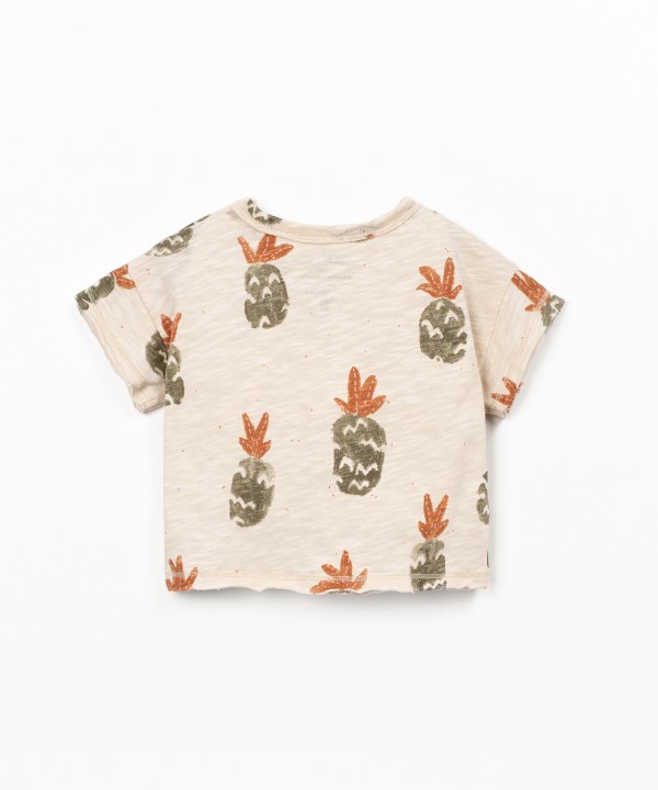 T-shirt com abertura no ombro