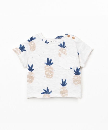 T-shirt com abertura no ombro