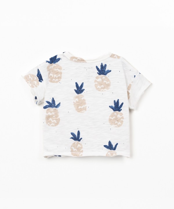 T-shirt com abertura no ombro