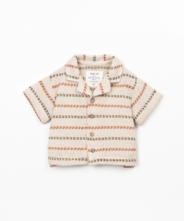 Camisa de malha com mistura de fibras naturais e fibras recicladas