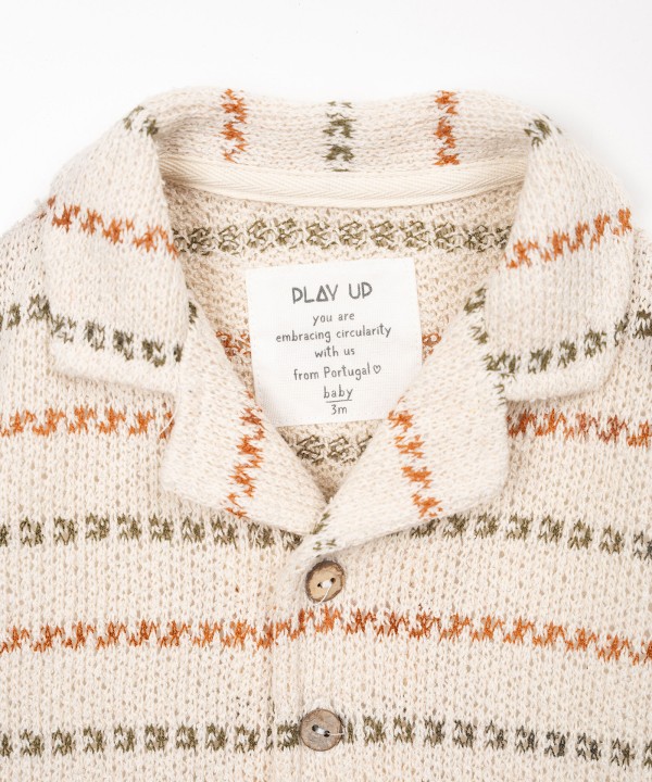 Camisa de malha com mistura de fibras naturais e fibras recicladas