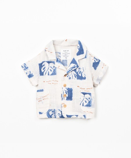 Camisa de algodão orgânico com estampado de monstera