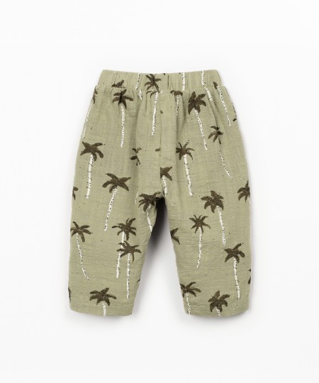 Pantalón de tela con estampado de palmeras