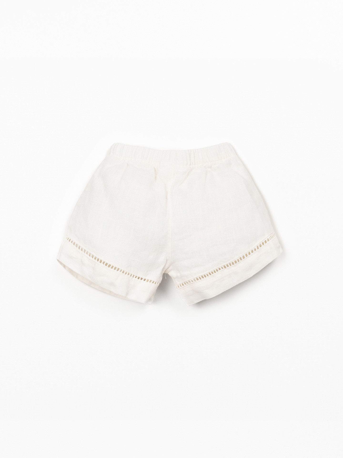 Pantalón corto de lino con detalle de encaje