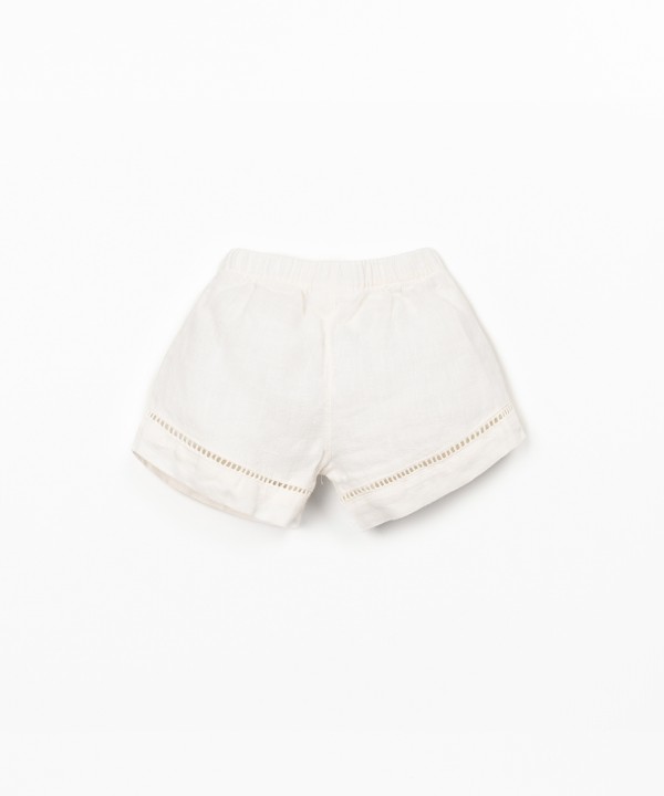 Cal��o de linho com pormenor de renda