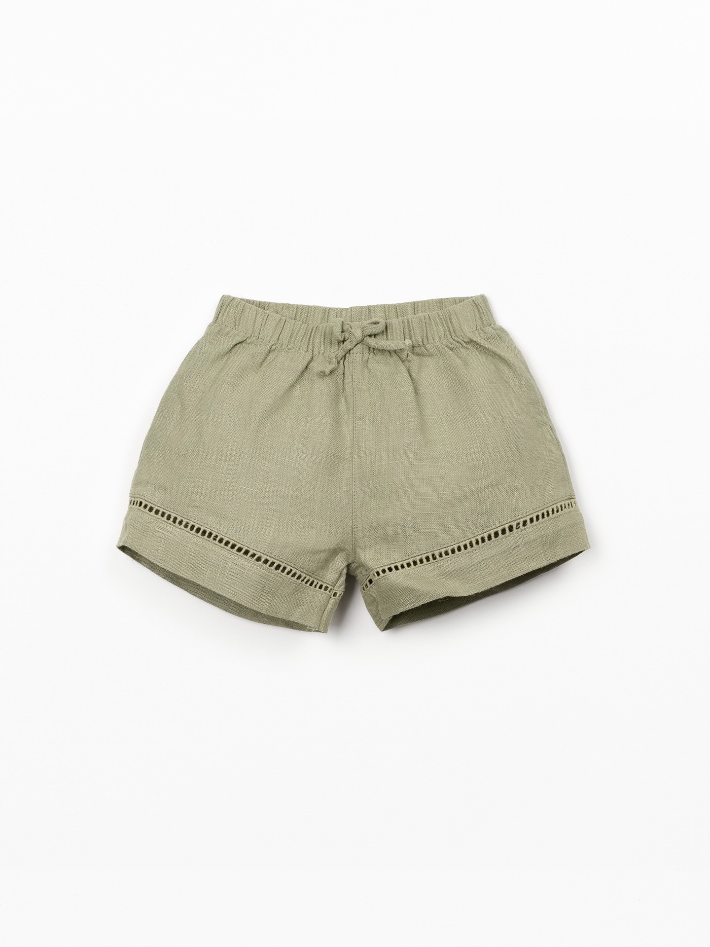 Pantalón corto de lino con detalle de encaje