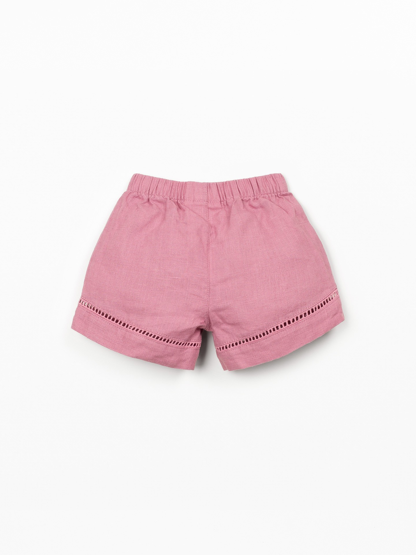 Pantalón corto de lino con detalle de encaje