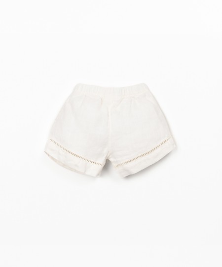 Calção de linho com pormenor de renda