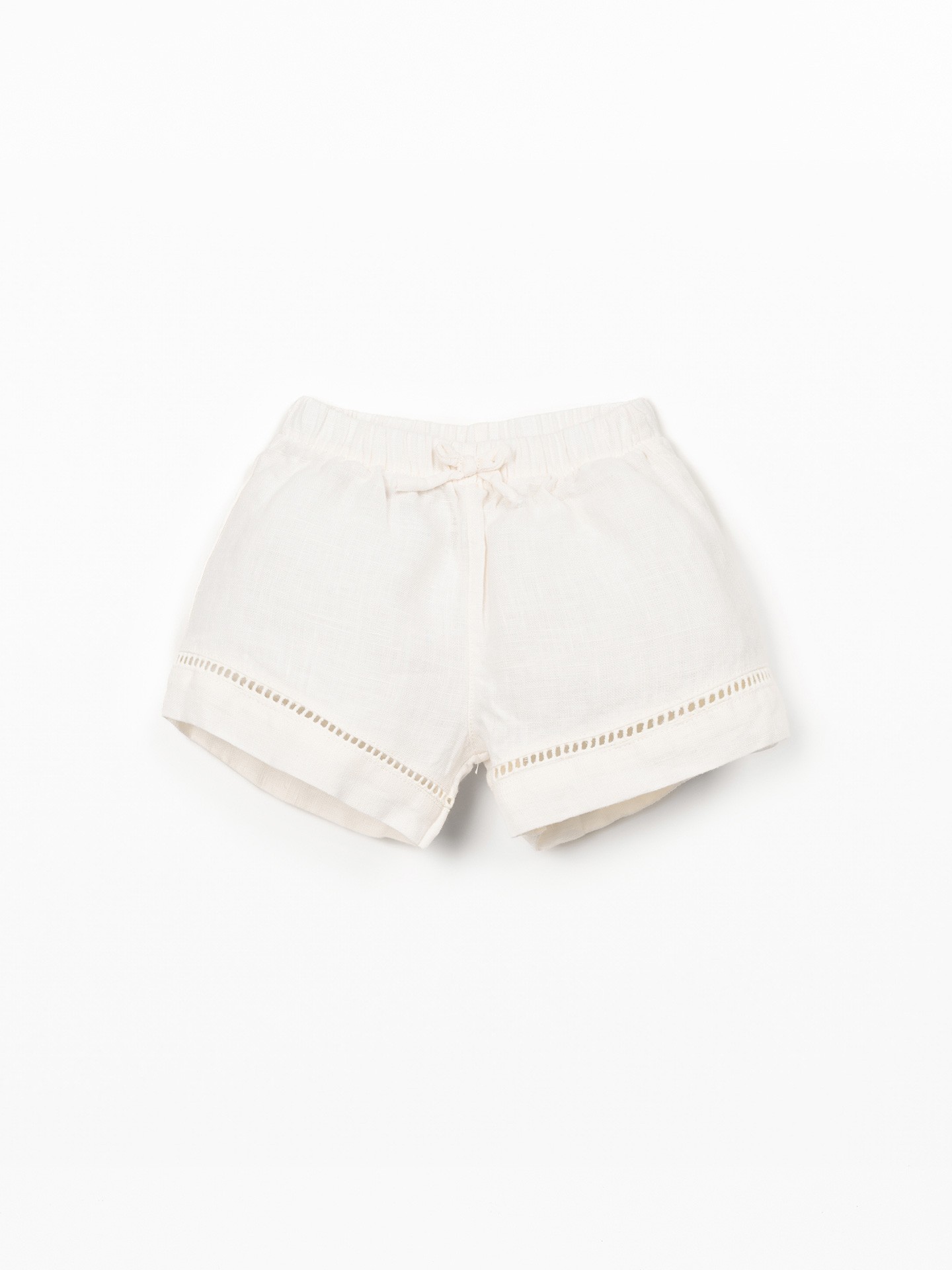 Pantalón corto de lino con detalle de encaje