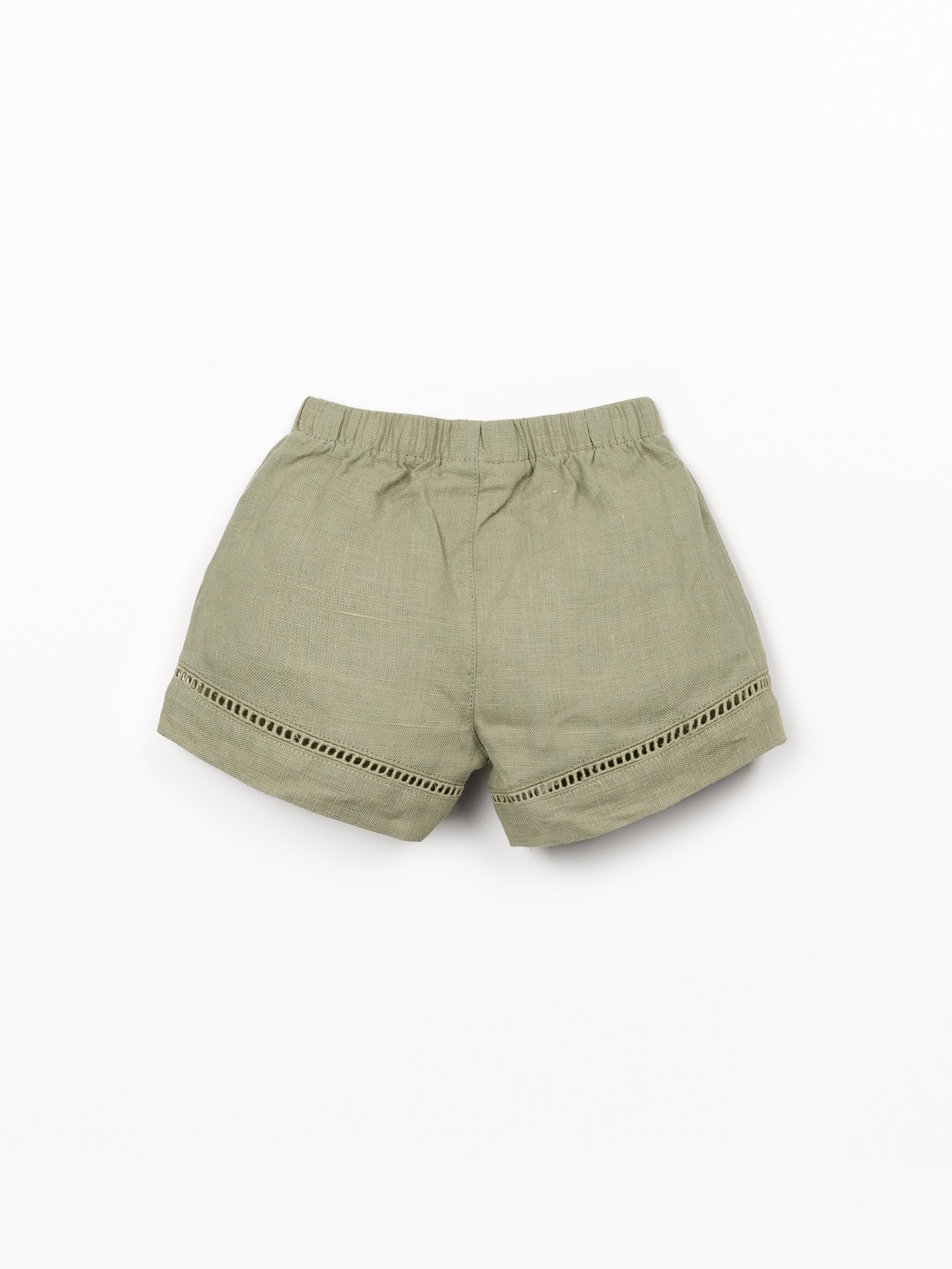 Pantalón corto de lino con detalle de encaje