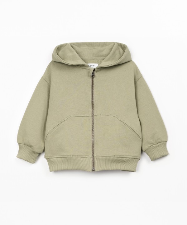 Hooded jacket with zipper