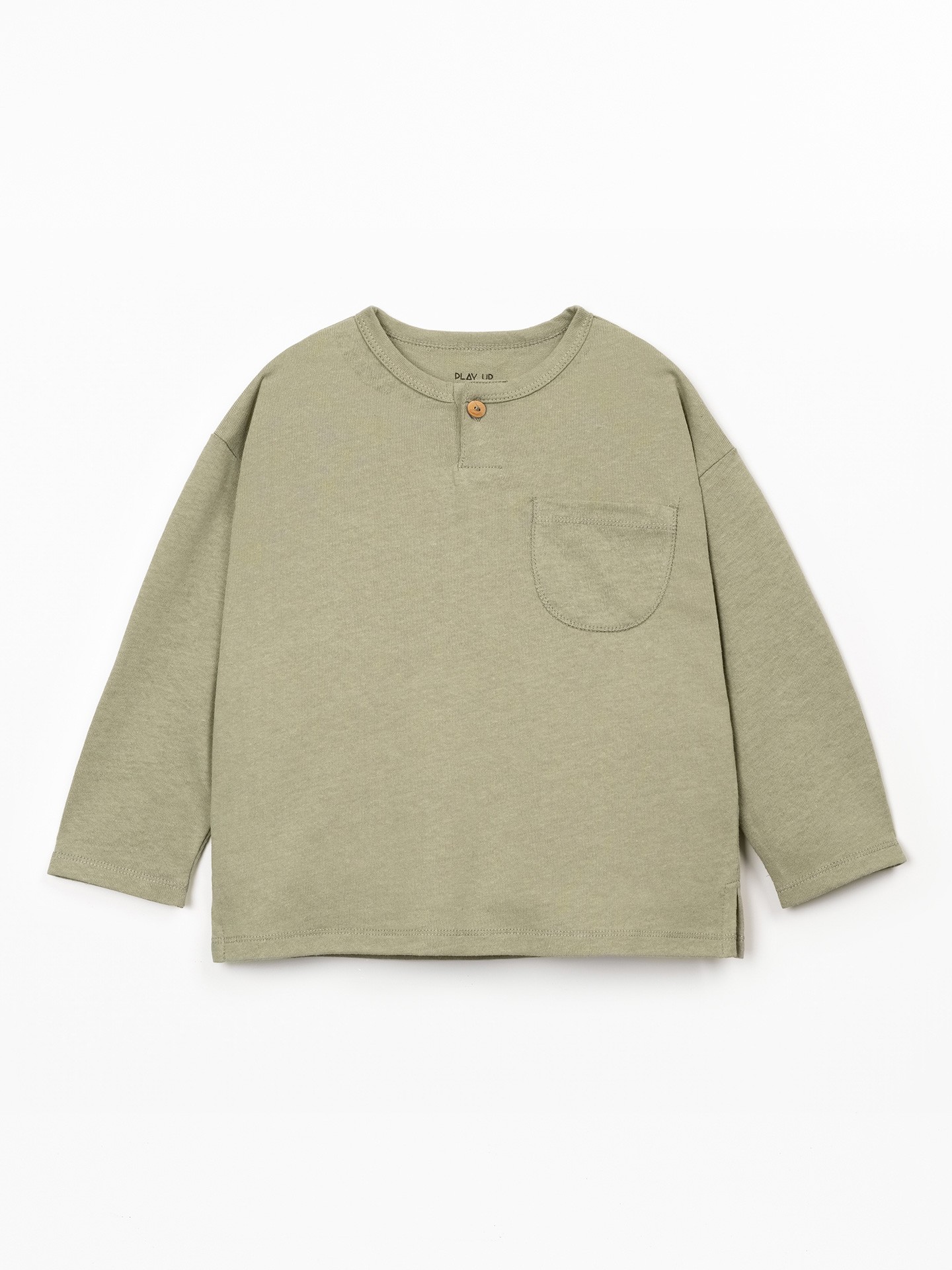 Long-sleeved sweater with chest pocket