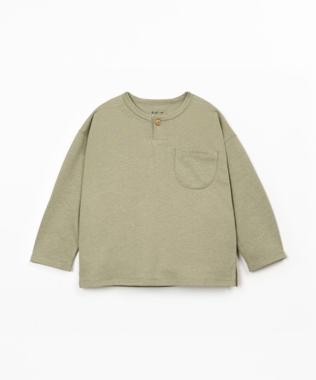 Long-sleeved sweater with chest pocket