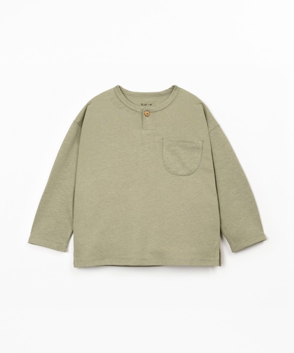 Long-sleeved sweater with chest pocket