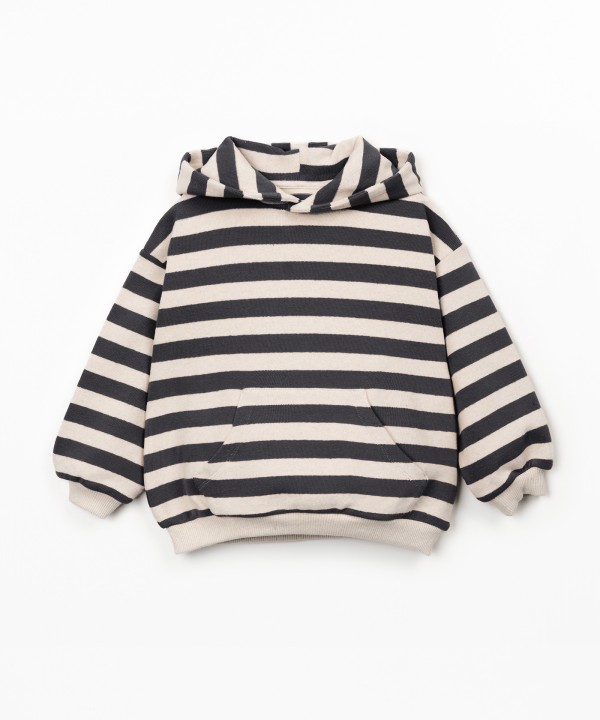 Camisola às riscas com capucho