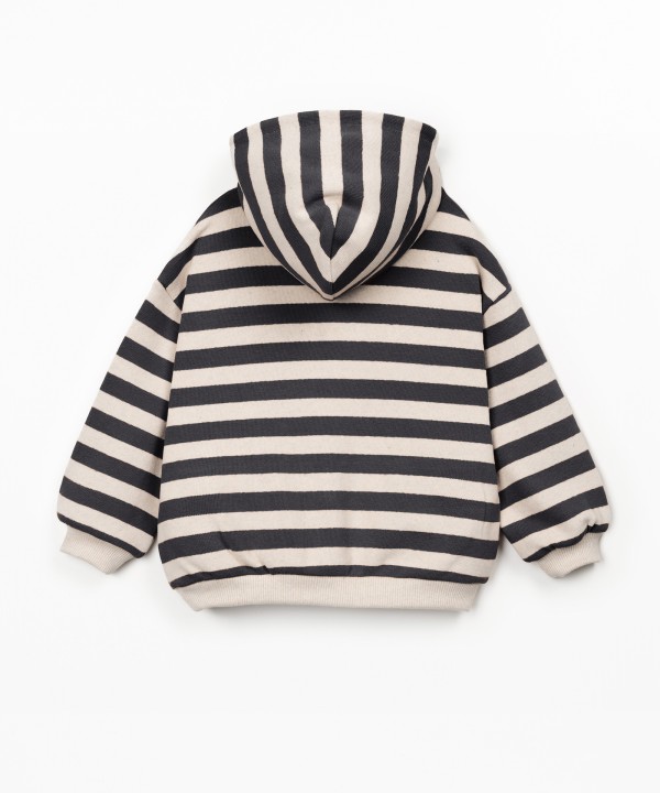 Camisola às riscas com capucho