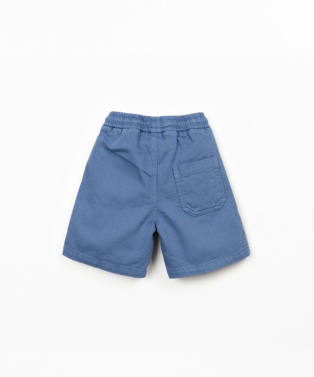 Calção de sarja com bolsos e cordão ajustável