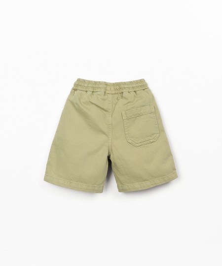 Shorts in twill con tasche e cordino regolabile