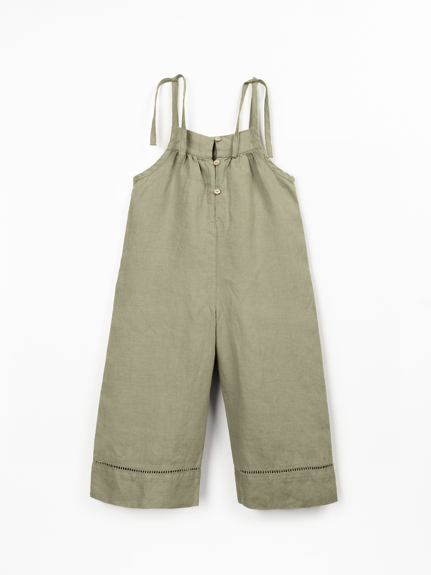 Macacão em linho com pormenores de renda