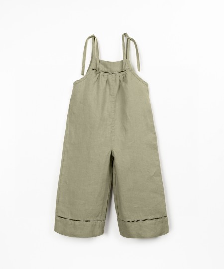 Macacão em linho com pormenores de renda