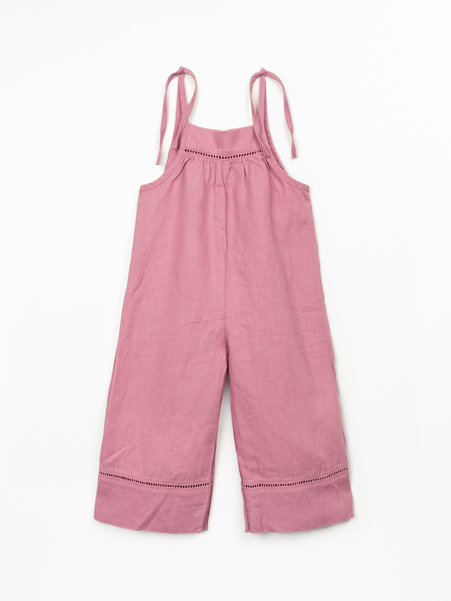 Macacão em linho com pormenores de renda